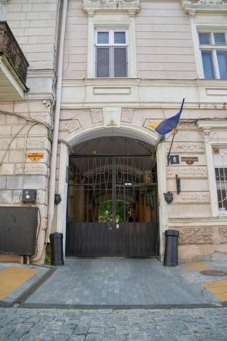 White Door Apartments Heart Of Odessa 1 Kültér fotó
