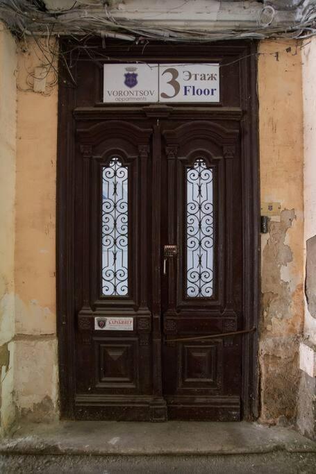 White Door Apartments Heart Of Odessa 1 Kültér fotó