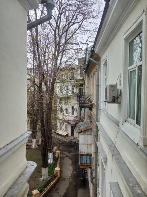 White Door Apartments Heart Of Odessa 1 Kültér fotó